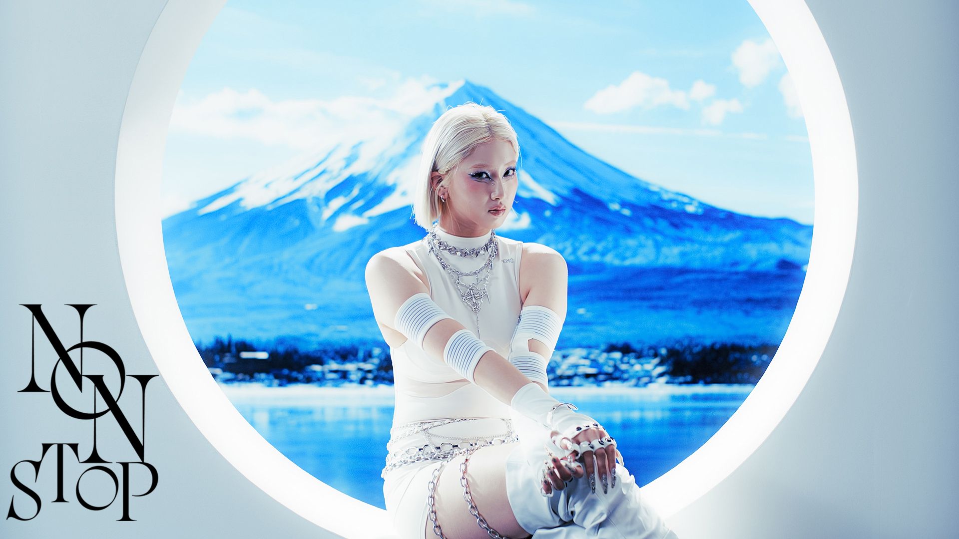 HANA izdala novo skladbo 'NON STOP' s premiero glasbenega videa