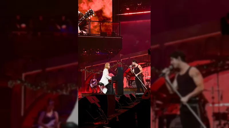 YOSHIKI ने Jonas Brothers च्या न्यू यॉर्क कॉन्सर्टमध्ये सहभाग घेतला