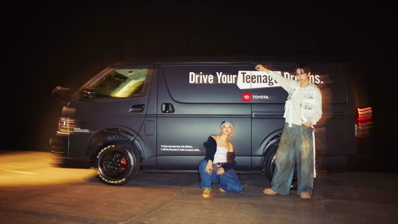 RIIZE चे SHOTARO आणि नर्तक KYOKA टोयोटा HIACE डान्स सेशनमध्ये दिसले