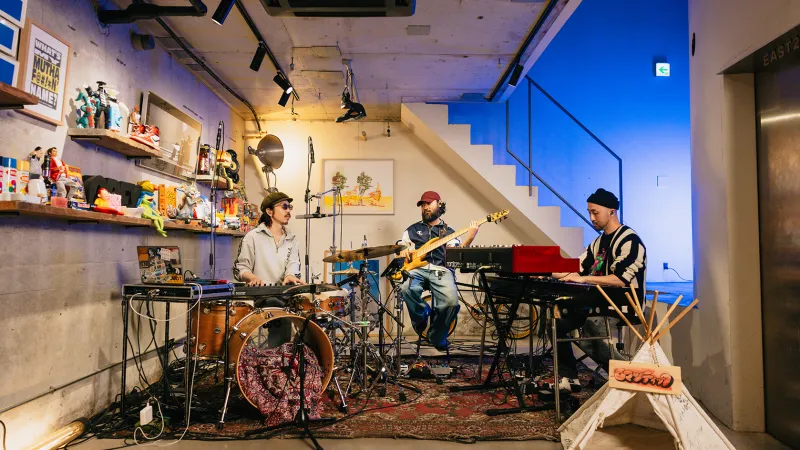 नलबैरिक के जेक्यू ने जेरेमी क्वार्टस के रूप में डॉग हाउस स्टूडियो में प्रस्तुति दी