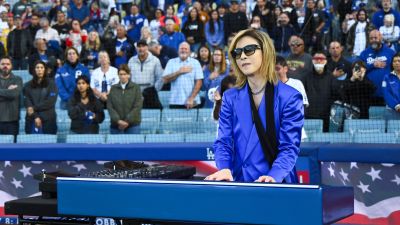 YOSHIKI wykonał amerykański hymn w Dodger Stadium, ogłosił koncerty w Los Angeles i Tokio