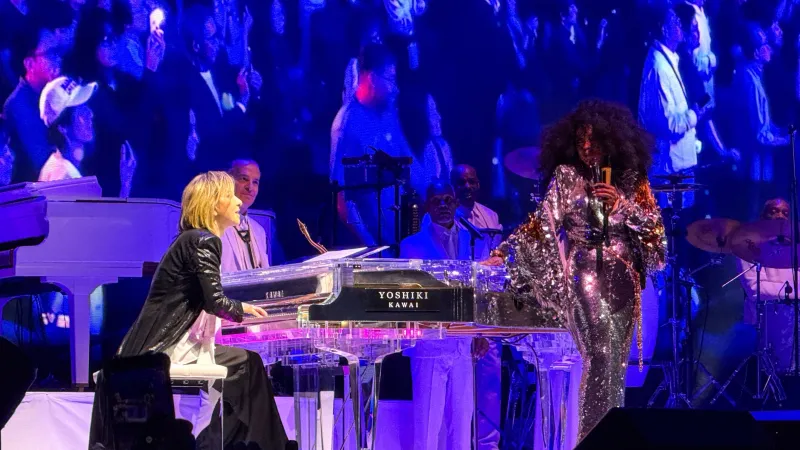 YOSHIKI s'uneix a Diana Ross a l'escenari per a una actuació sorpresa al Japó