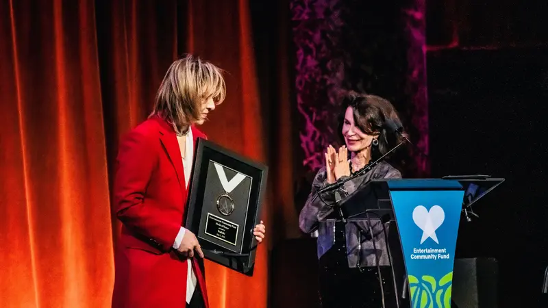 YOSHIKI rep el Medal d'Honor de l'Entertainment Community Fund