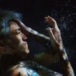 普通の人間だって言えないよ