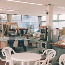 彼女が髪を巻いている