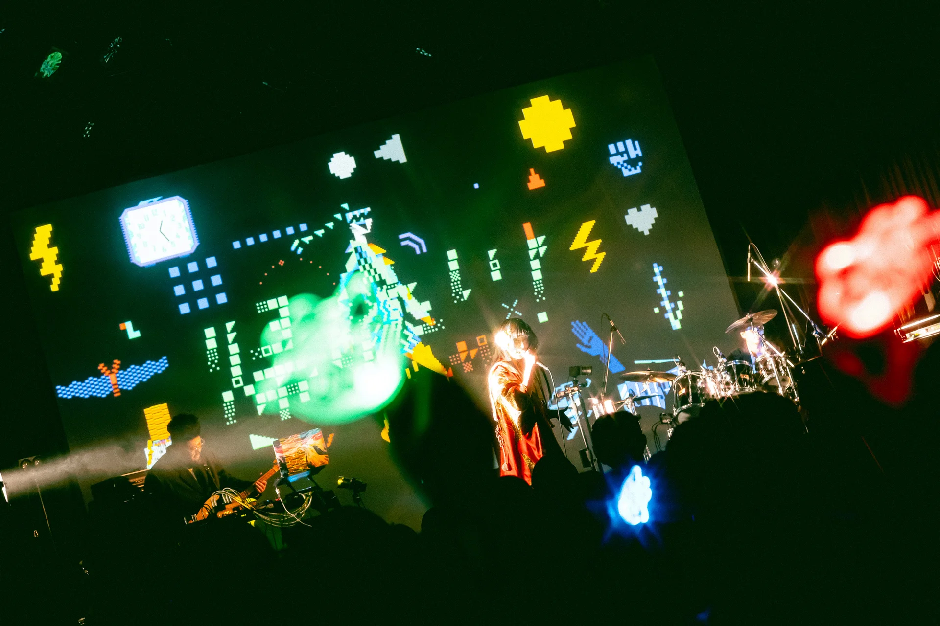 পর্দায় রঙিন ডিজিটাল আর্ট ও দর্শকদের হাতে ঝলমলে লাইট স্টিকের সঙ্গে কনসার্ট পারফর্ম্যান্স