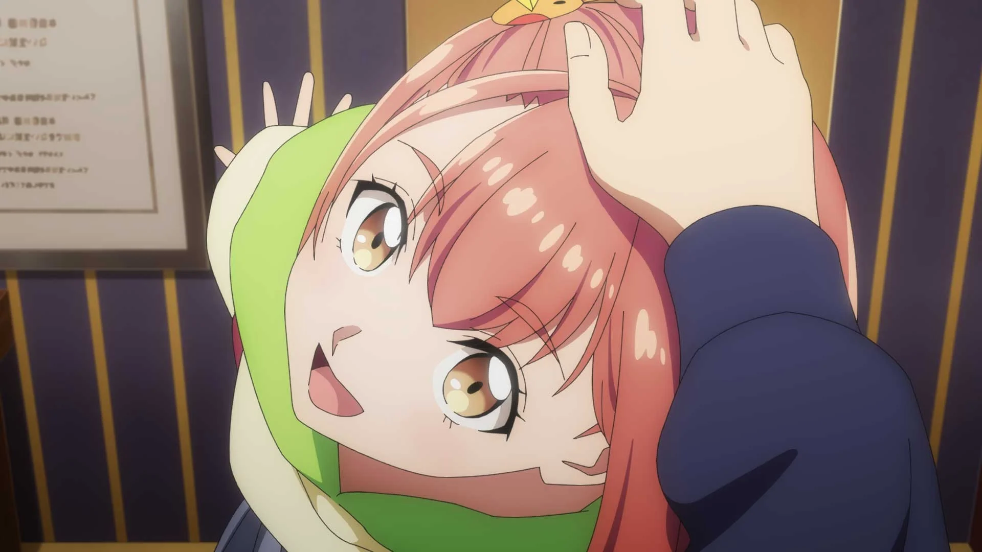 Animekaraktär med rosa hår och gula ögon som tittar upp, handen på huvudet, bär en grön halsduk.