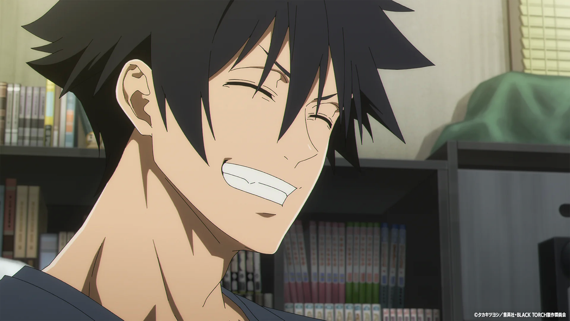 Персонаж аніме з торчащим чорним волоссям, що посміхається в кімнаті з книжковими полицями