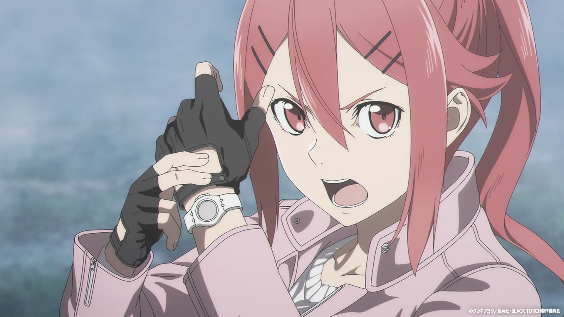 Персонаж аніме з рожевим волоссям у динамічній позі, у рукавичках і з годинником