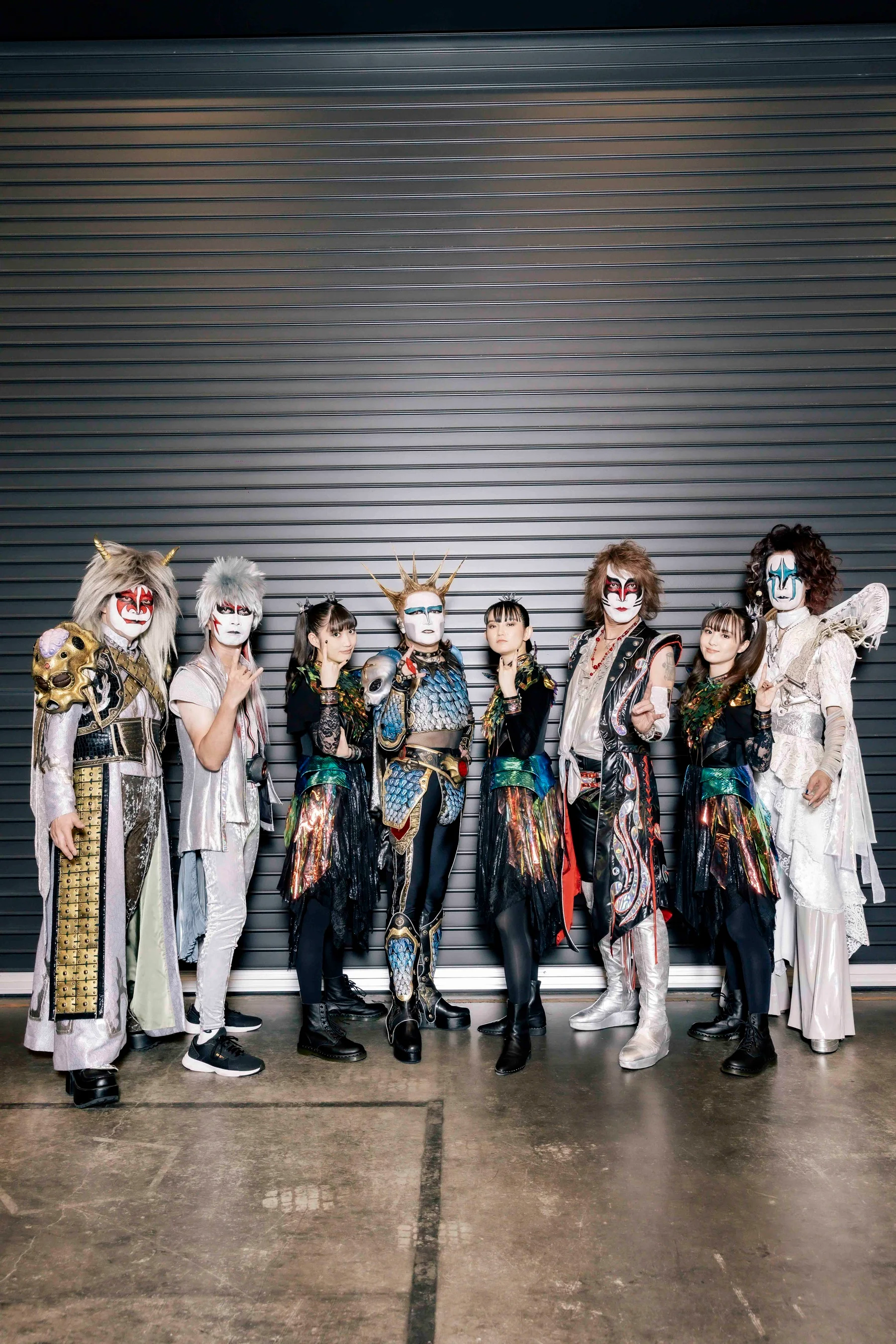 Foto berkumpulan para penghibur daripada SEIKIMA-II dan BABYMETAL dalam kostum dan solekan yang rumit