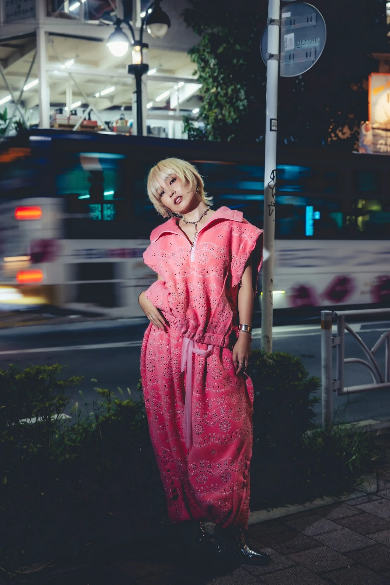 રાત્રે રસ્તા પર ગુલાબી કપડામાં Nao Yoshioka