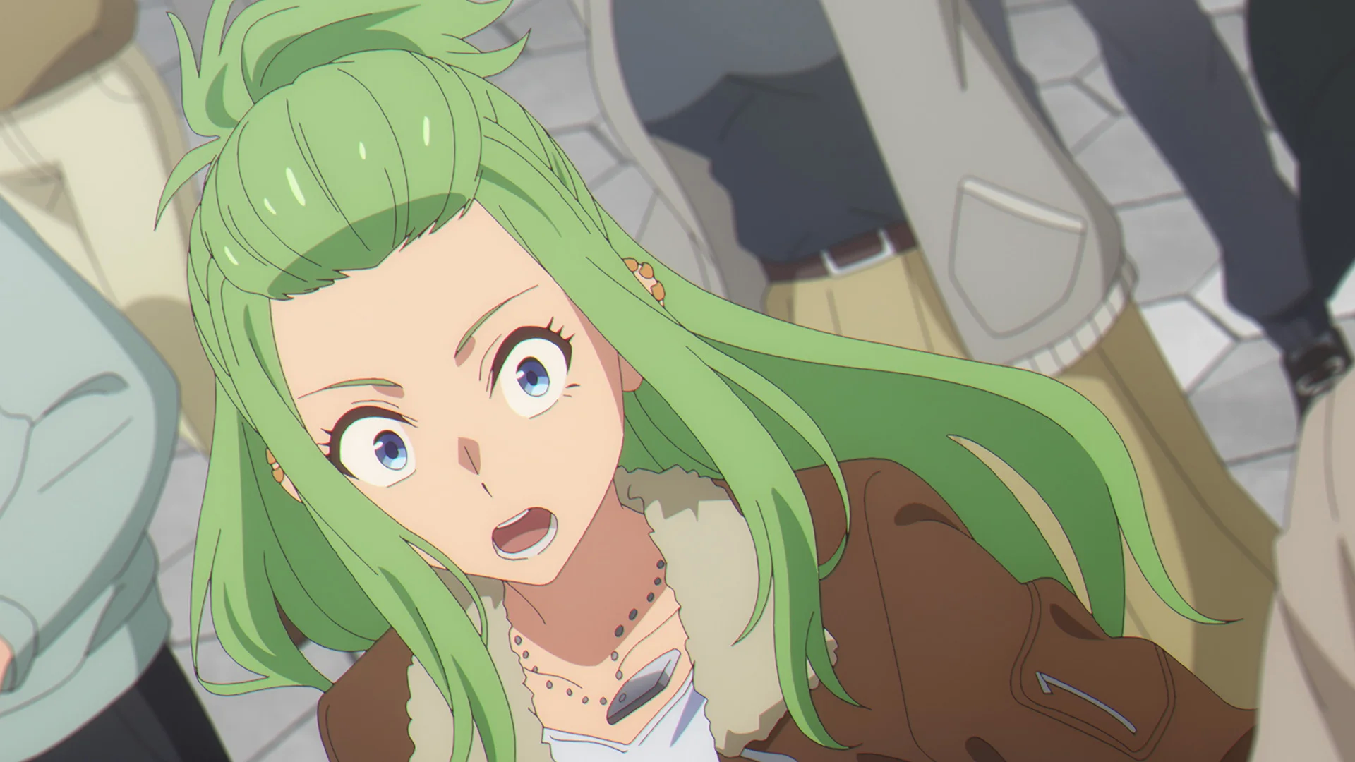 Персонаж аніме з довгим зеленим волоссям і здивованим виразом на тлі натовпу