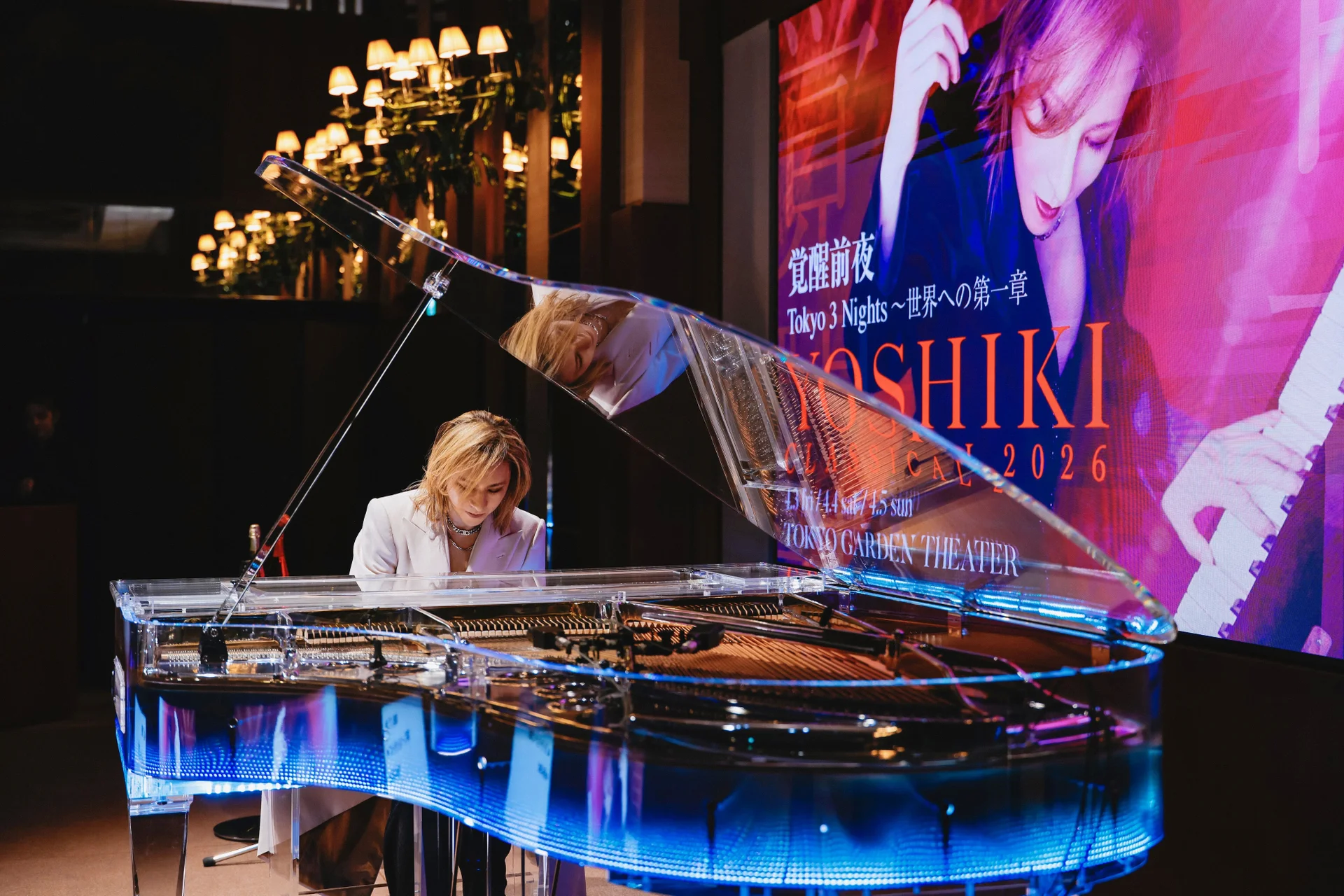 YOSHIKI duke luajtur në një piano të madhe transparente