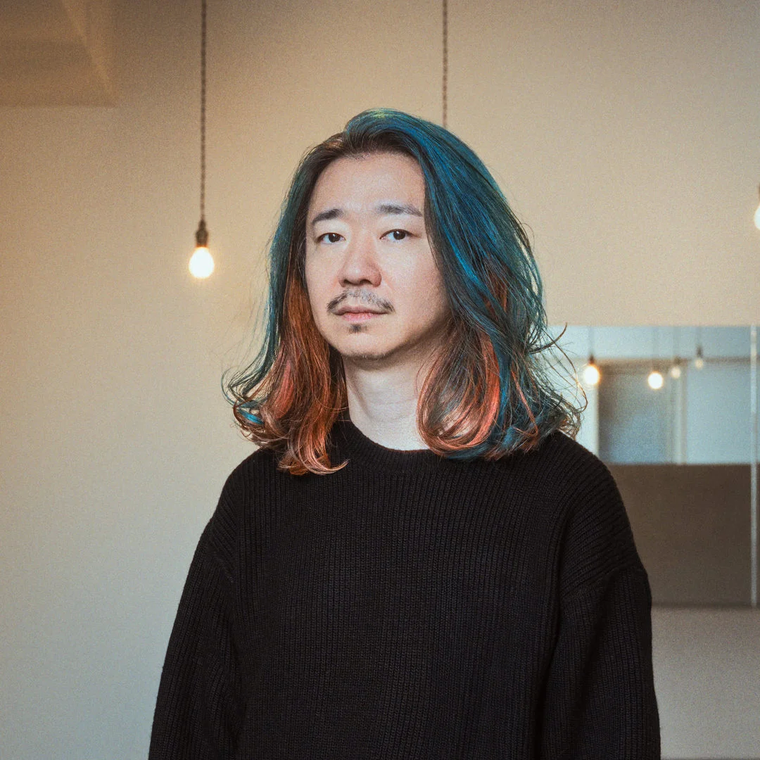 Nao’ymt med blått og rødt hår