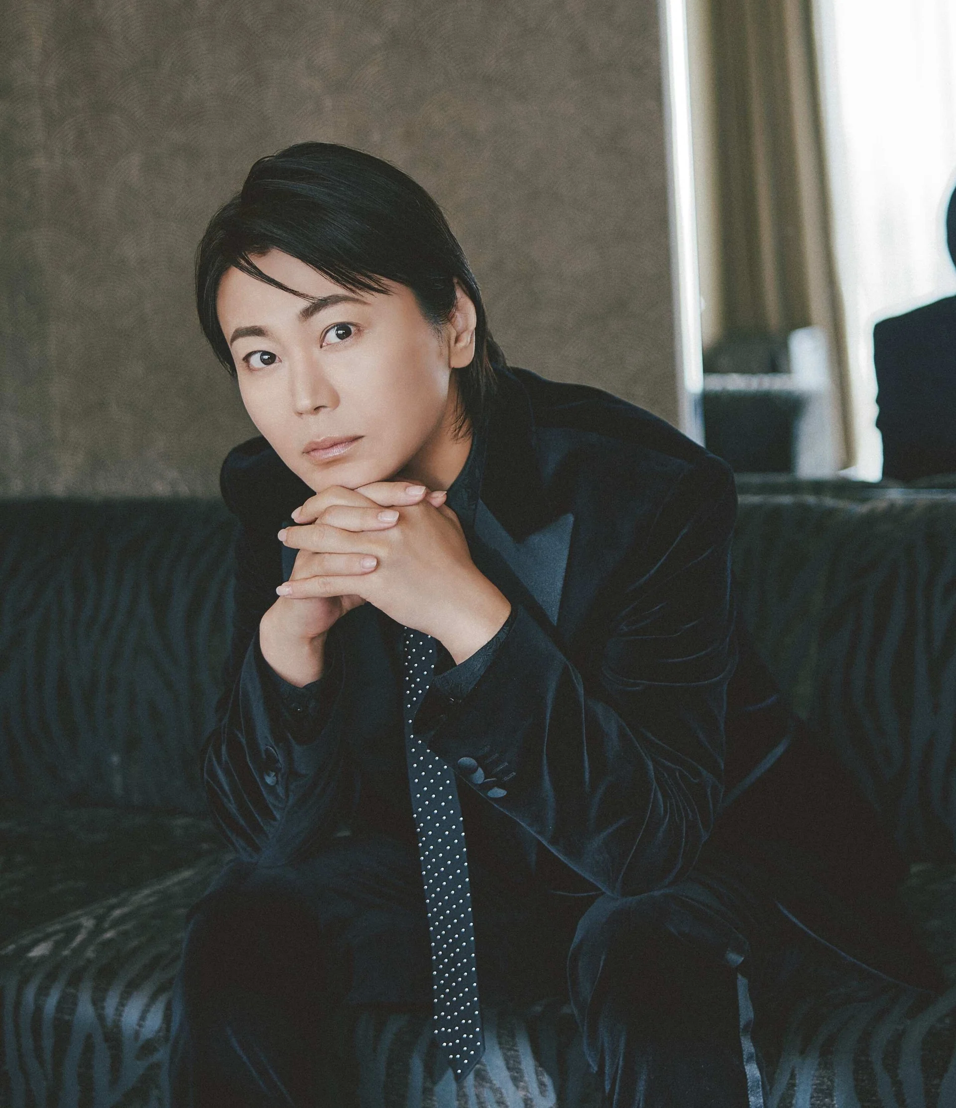 Hikawa Kiyoshi assî so on divan a modéle zebre