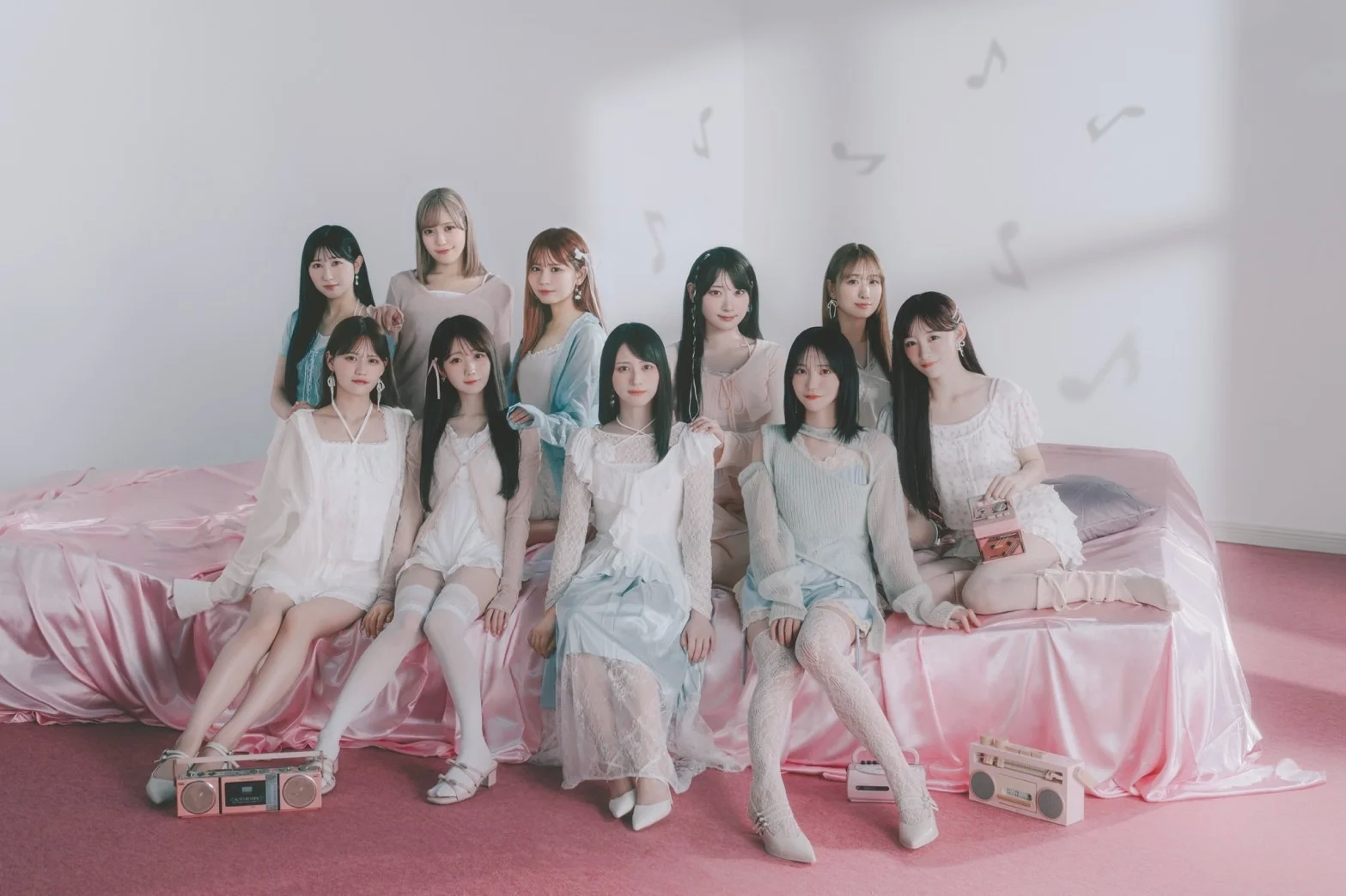 Membres de =LOVE en tenues pastel