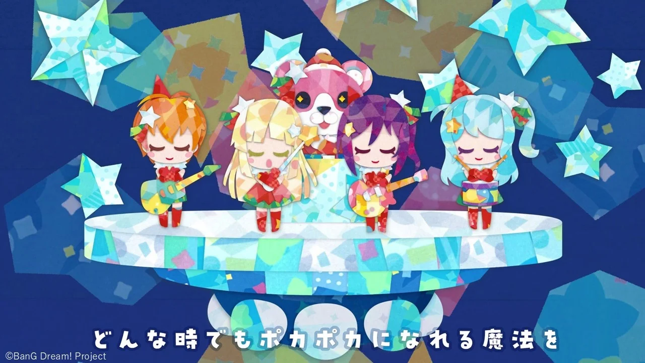 Illustratie van vijf kleurrijke chibi-personages die op een podium optreden met instrumenten en sterren eromheen.