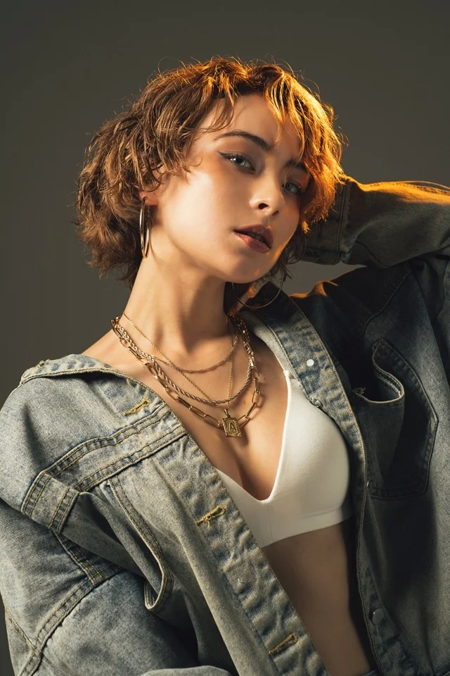 Ile motz eta kurladun pertsona, jean-jaka eta geruzatutako lepokoak daramatzana