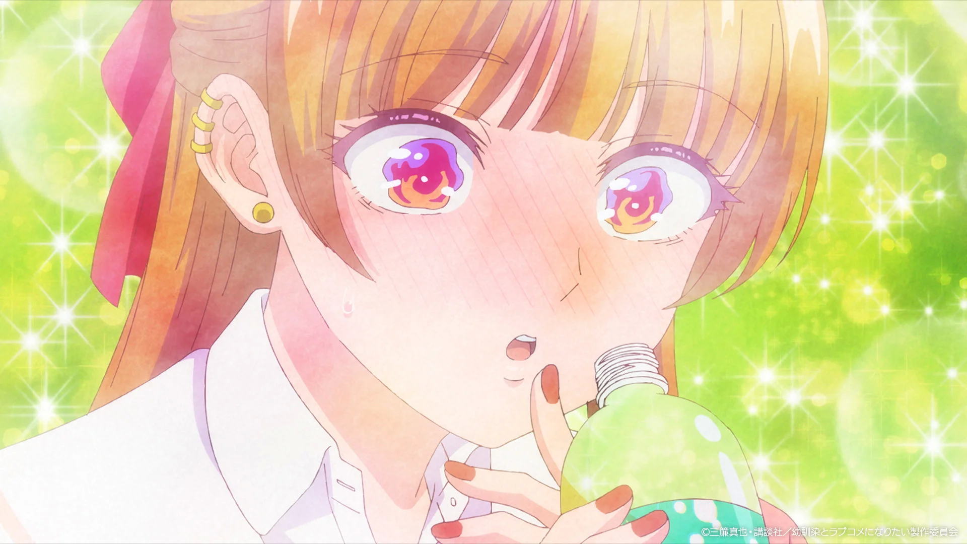 دختری از انیمه با چشمان رنگی، حالت متعجب، در حال نگه‌داشتن بطری نوشیدنی