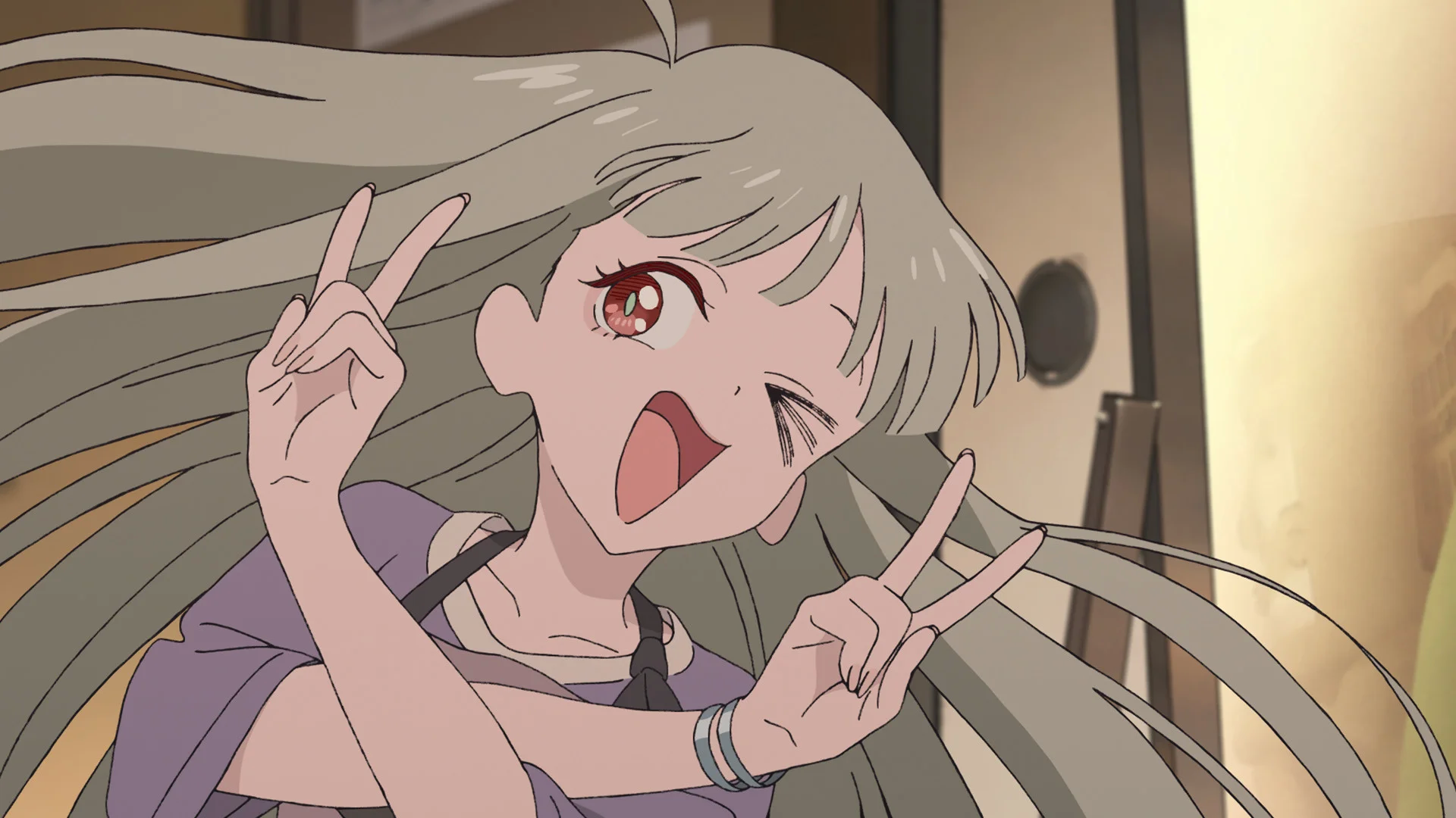 דמות אנימה עם שיער ארוך המציגה סימני שלום ומקריצה