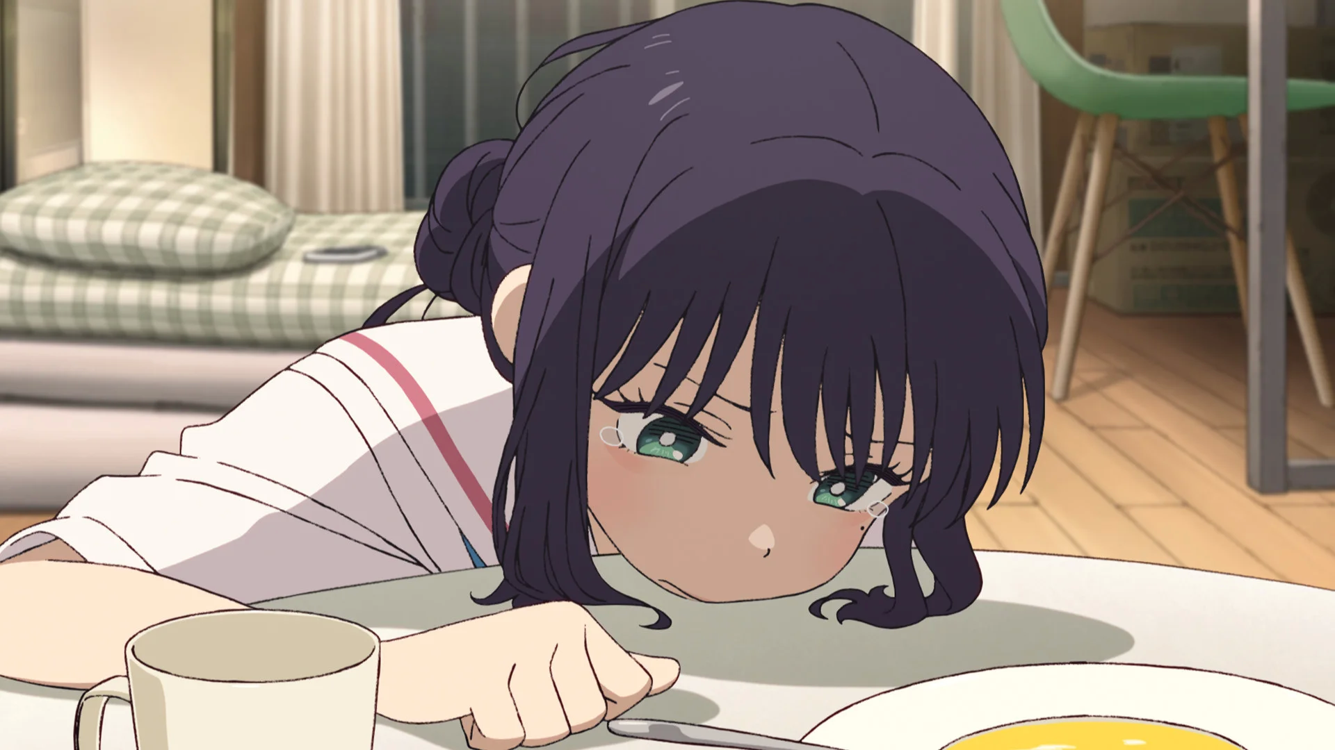 דמות אנימה עם שיער סגול ודמעות, יושבת ליד שולחן עם צלחת אוכל וספל