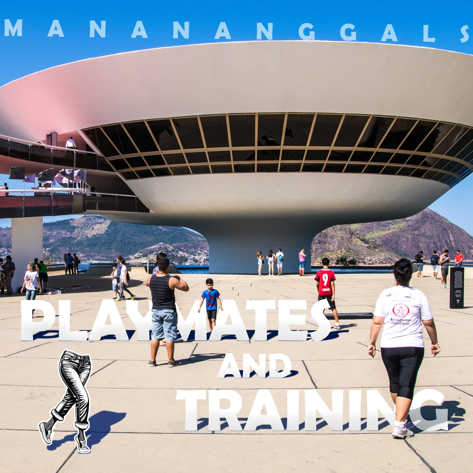 İnsanlar, üzerinde MANANANGGALS PLAYMATES AND TRAINING yazısı bulunan modern, UFO şeklindeki bir binanın yakınında yürüyor