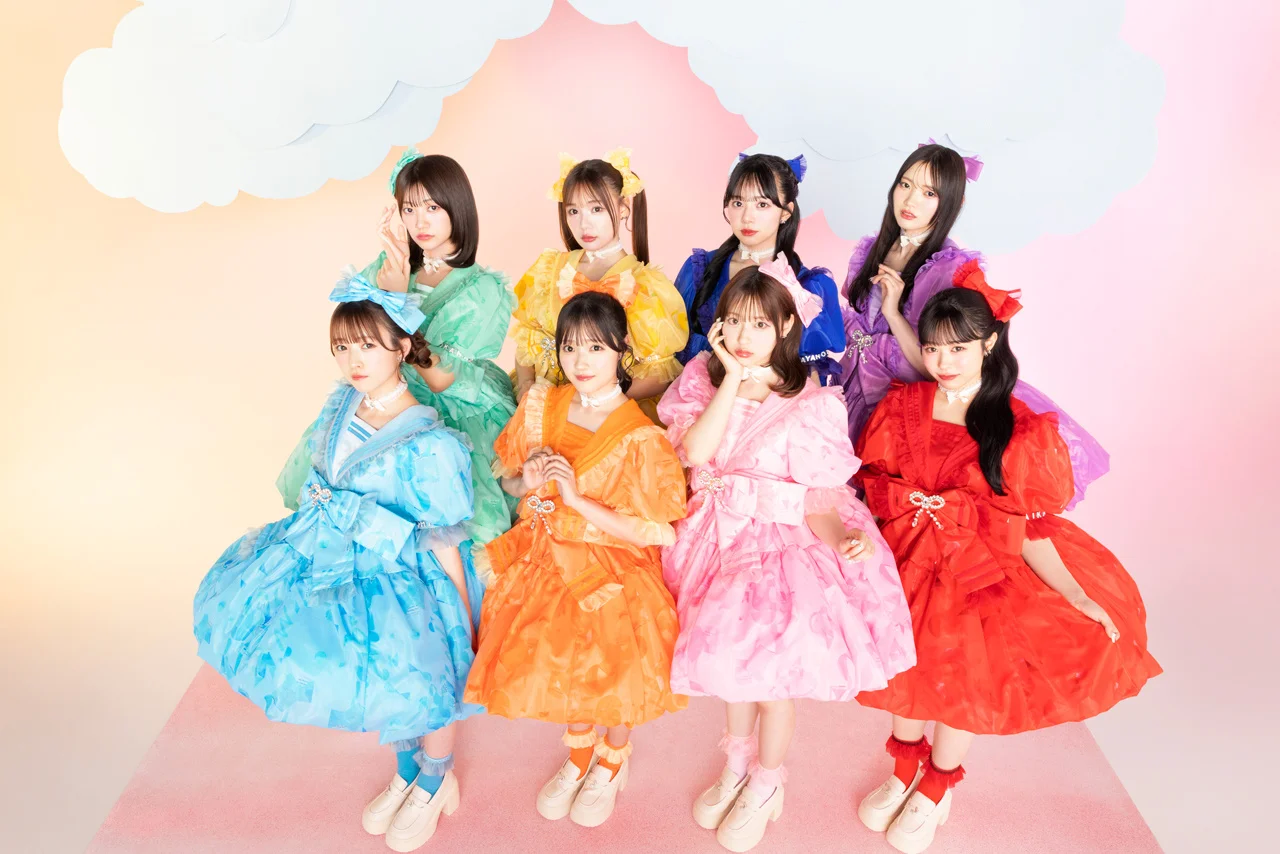 CUTIE STREET 穿着色彩鲜艳的服装