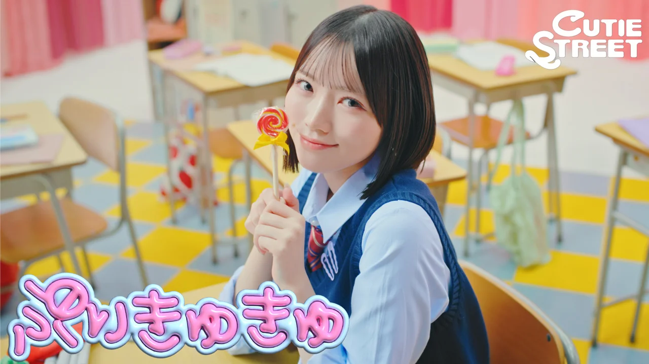 穿校服拿棒棒糖的年轻女性