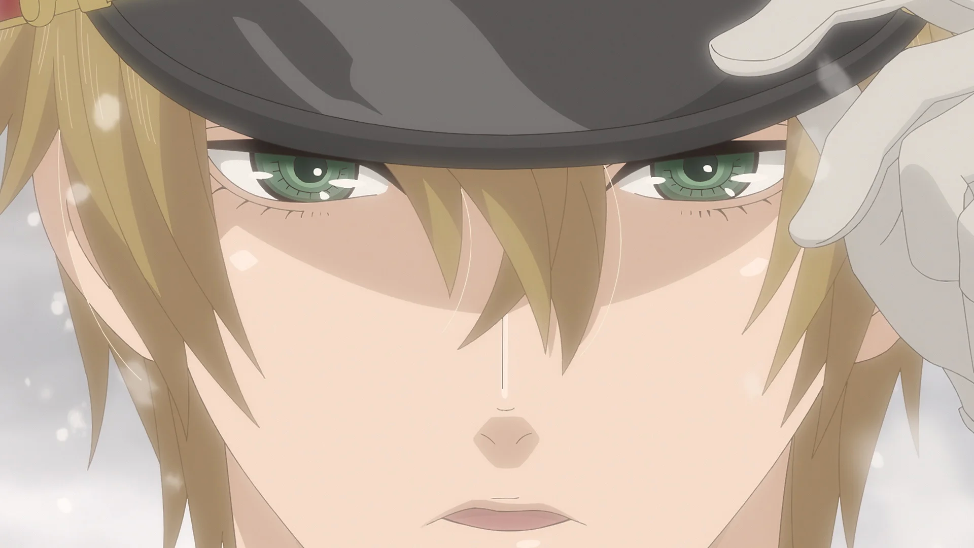 Közeli kép egy anime karakterről, zöld szemekkel, kalapot igazítva, kesztyűt viselve