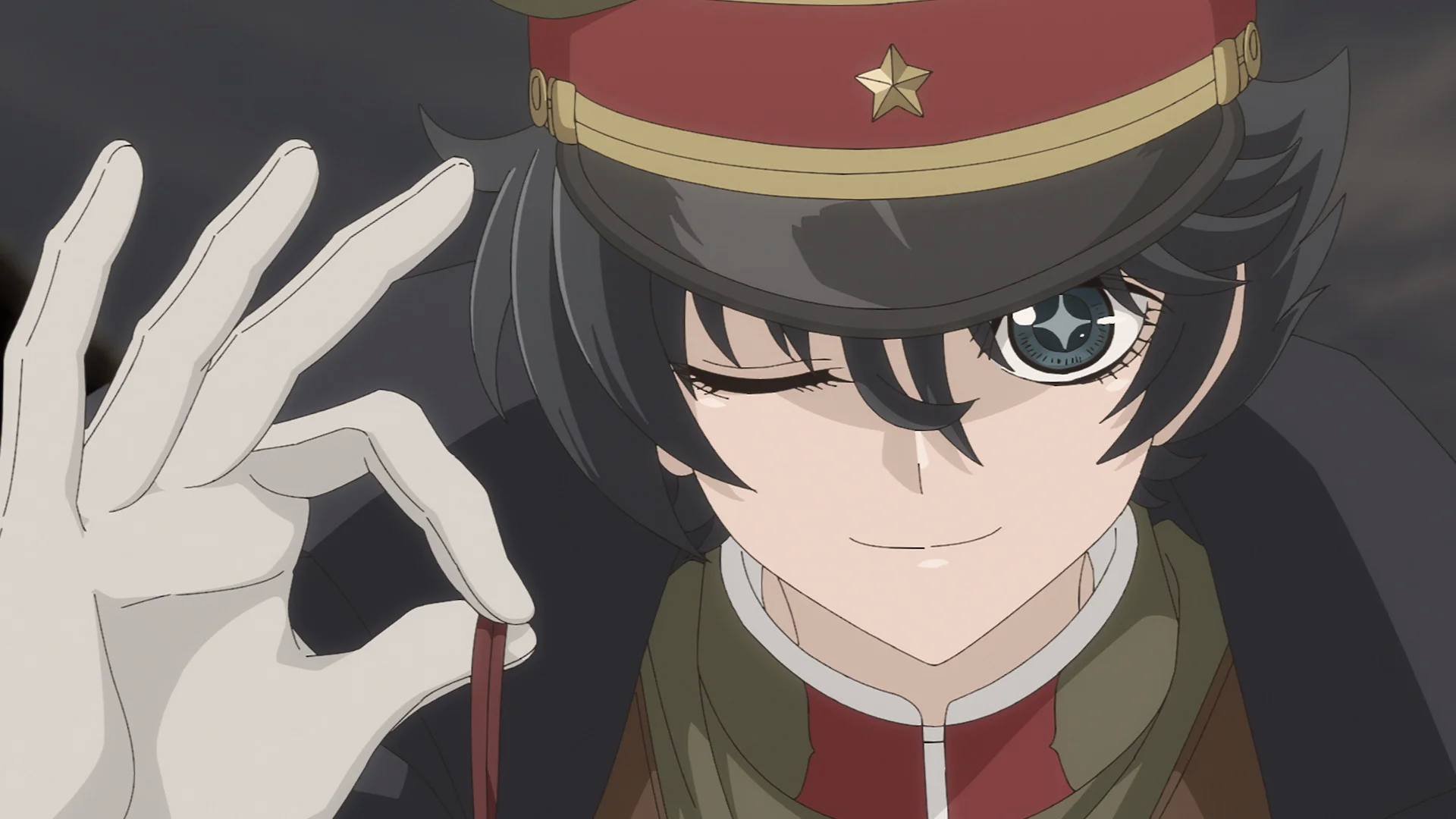 Anime karakter katonai egyenruhában, fehér kesztyűt és kalapot viselve, kacsintva