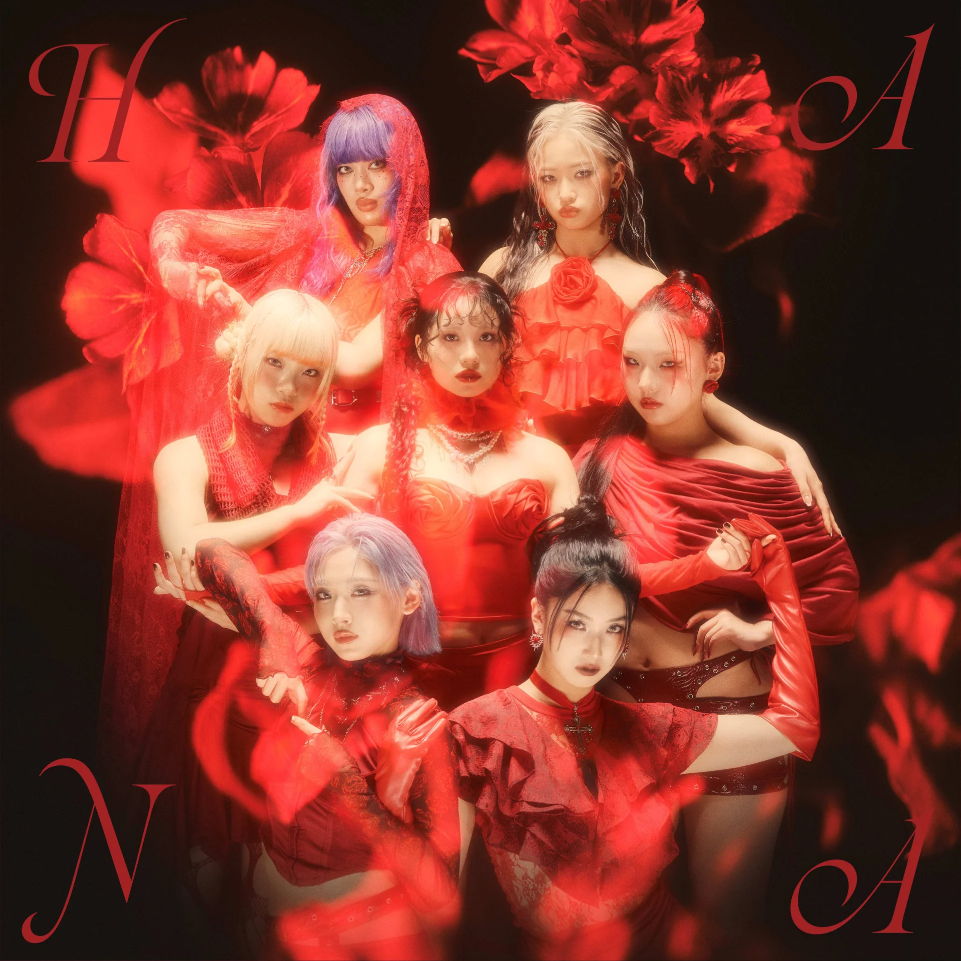 nhóm HANA mặc trang phục đỏ