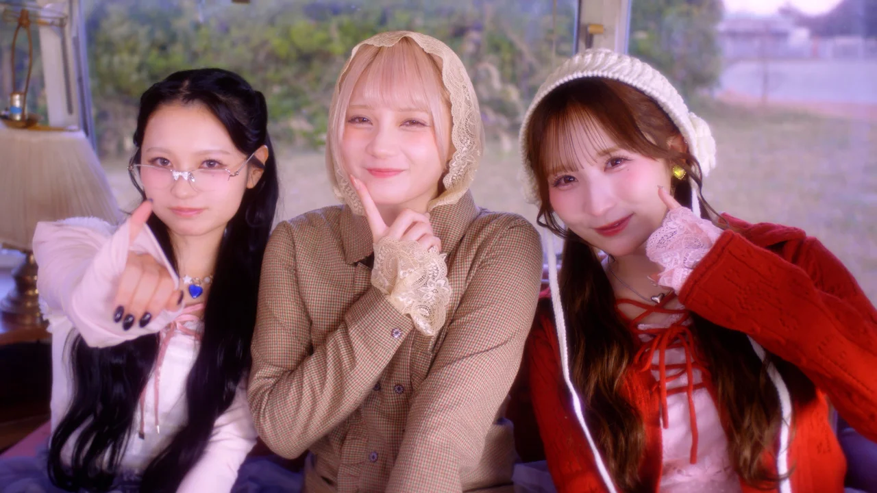 इनडोर में मुस्कुराते हुए तीन <a href="https://onlyhit.us/music/artist/CANDY%20TUNE" target="_blank">CANDY TUNE</a> सदस्य