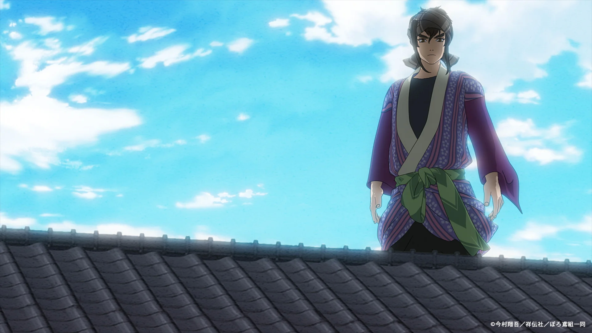 Персонаж аніме стоїть на даху на тлі блакитного неба з хмарами