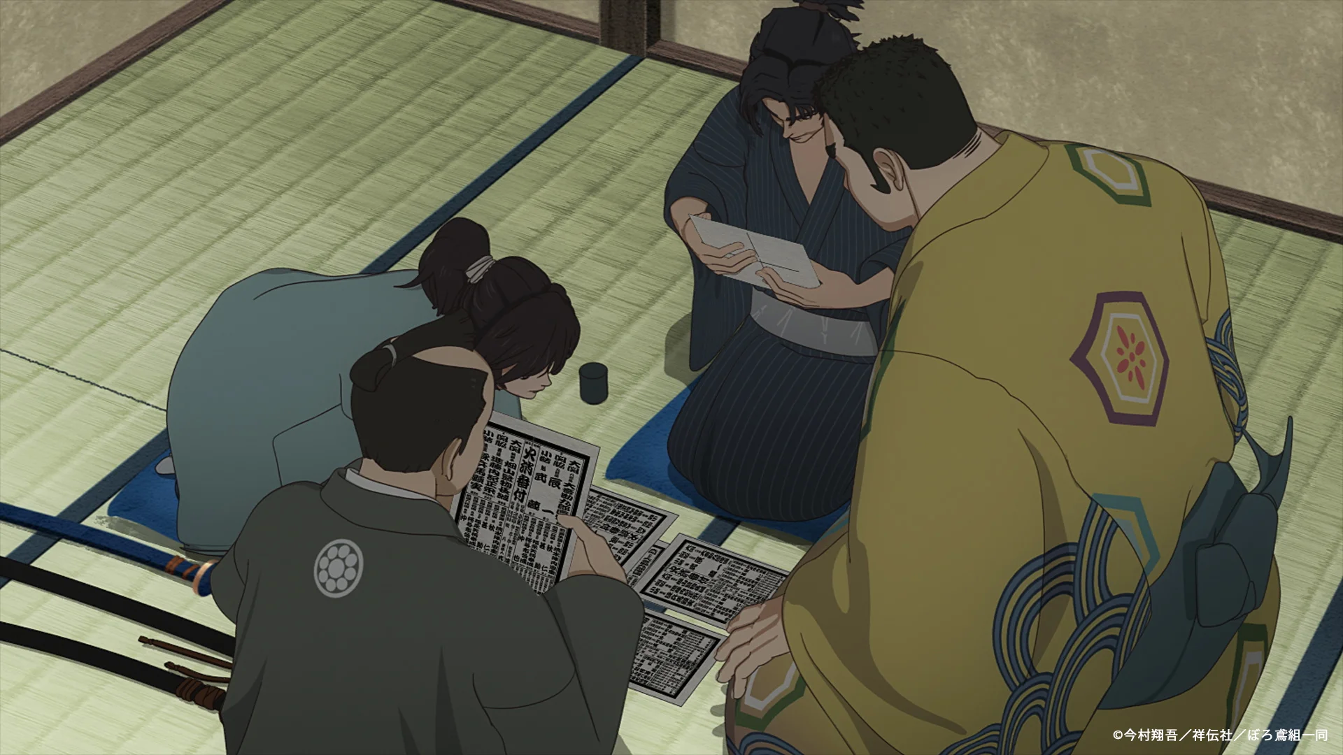 Сцена з аніме: четверо персонажів у традиційному японському вбранні вивчають документи на татамі