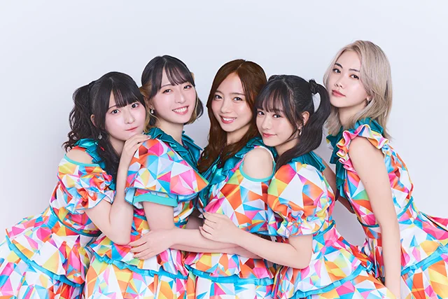 Sinkwîtes foemes dins robes colorêyes avou motîfs geométriques posant ensembre