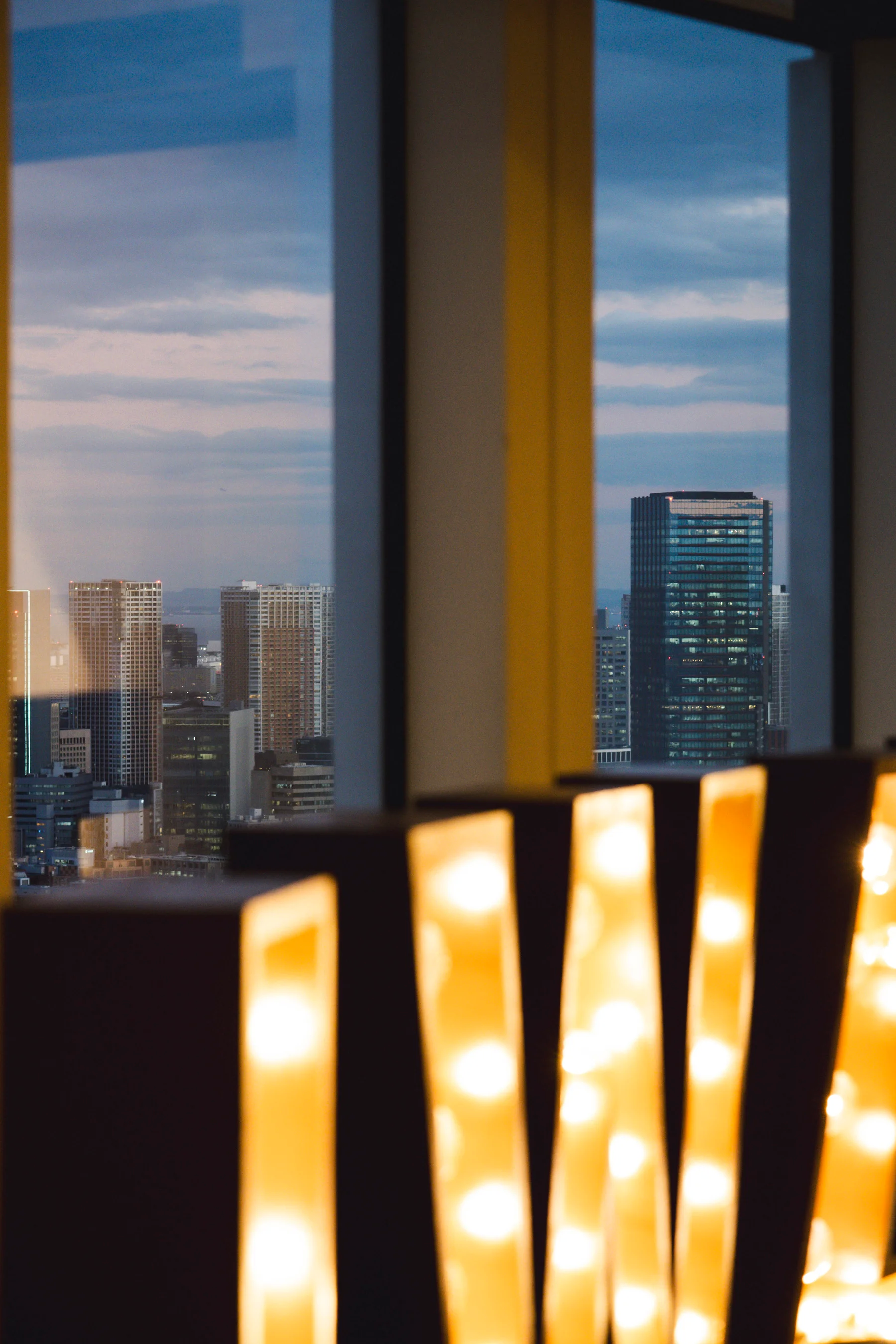 Gorwel dinas wrth machlud wedi