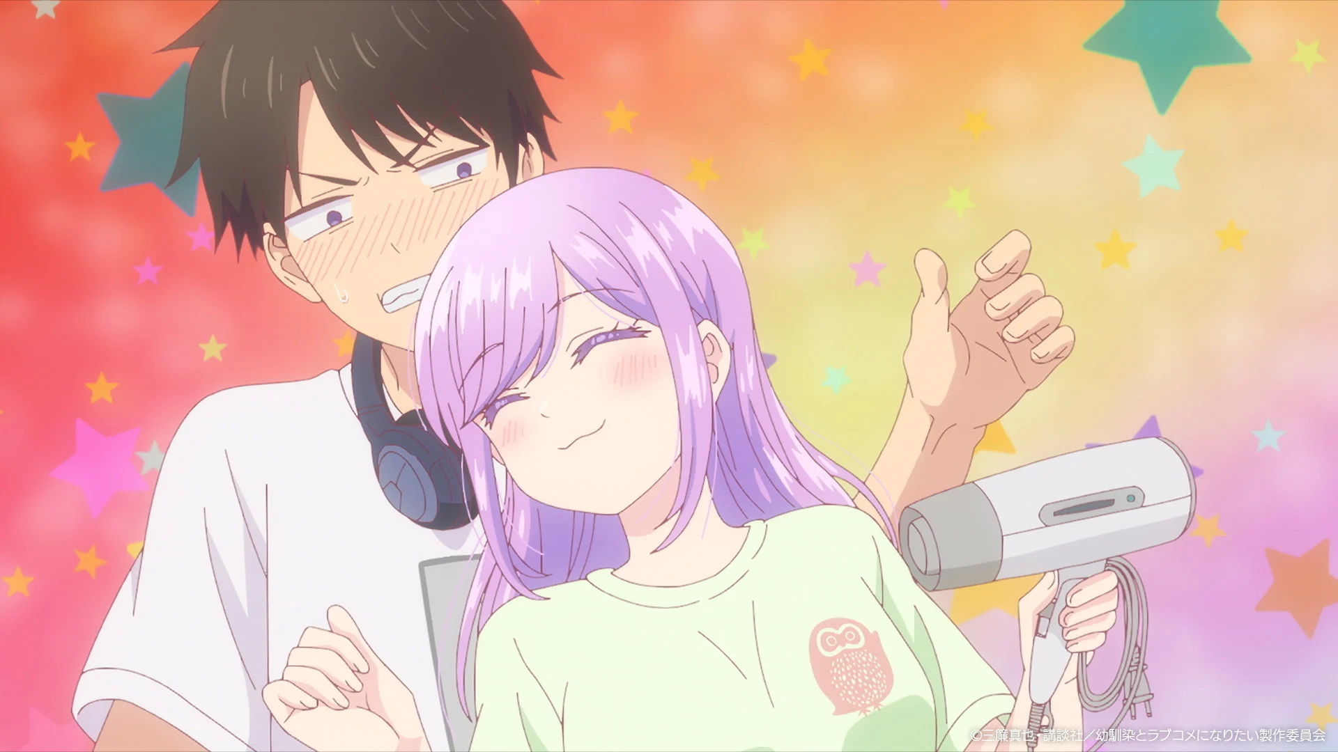 Кадр з аніме: сором'язливий чоловік і усміхнена жінка з феном на кольоровому зоряному фоні