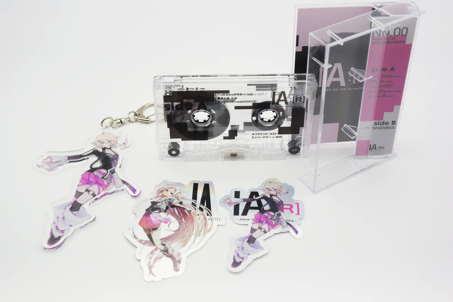 Εμπορικά αγαθά για το VOCALOID6 IA:[R] που περιλαμβάνουν κασέτα και αυτοκόλλητα
