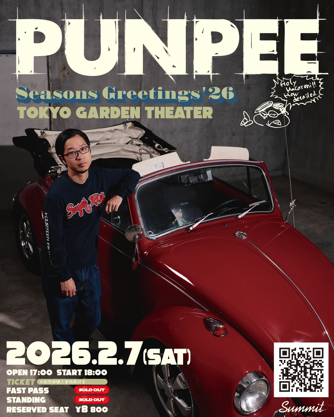 ಪನ್ಪೀ ಒಂದು ಕೆಂಪು ವಿಂಟೇಜ್ ಕಾರಿನ ಪಕ್ಕದಲ್ಲಿ ನಿಂತಿರುವುದು ಮತ್ತು Seasons Greetings 26 ಕಾರ್ಯಕ್ರಮದ ವಿವರಗಳು