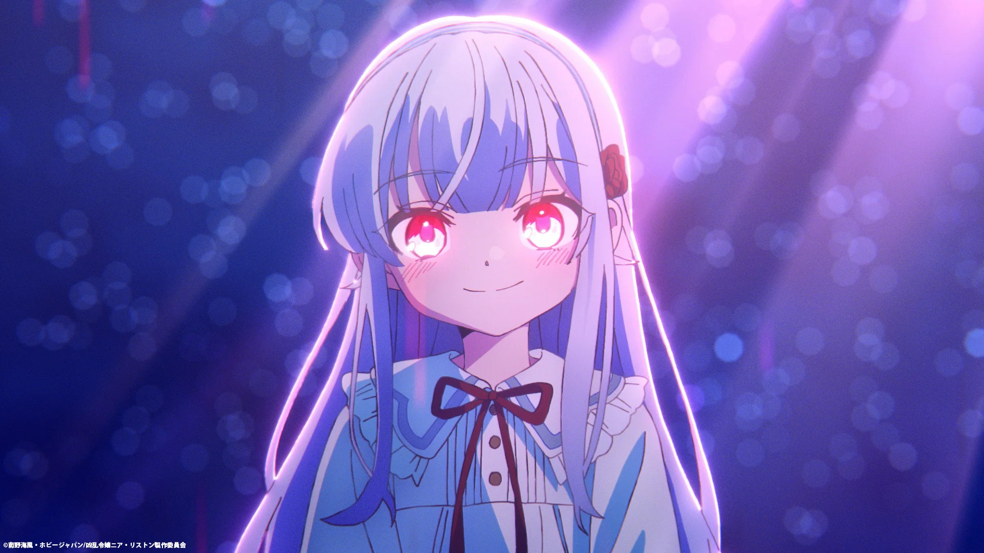 Personaggio anime Nia Liston con capelli lunghi azzurri e occhi rossi, sorridente sotto una luce viola