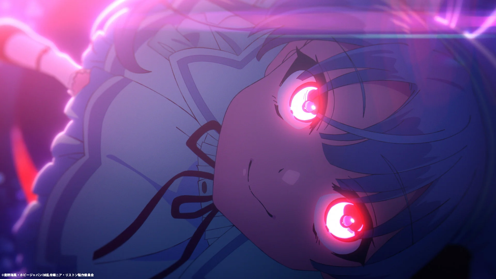 Primo piano di Nia Liston con occhi rossi luminosi, che indossa un abito dettagliato