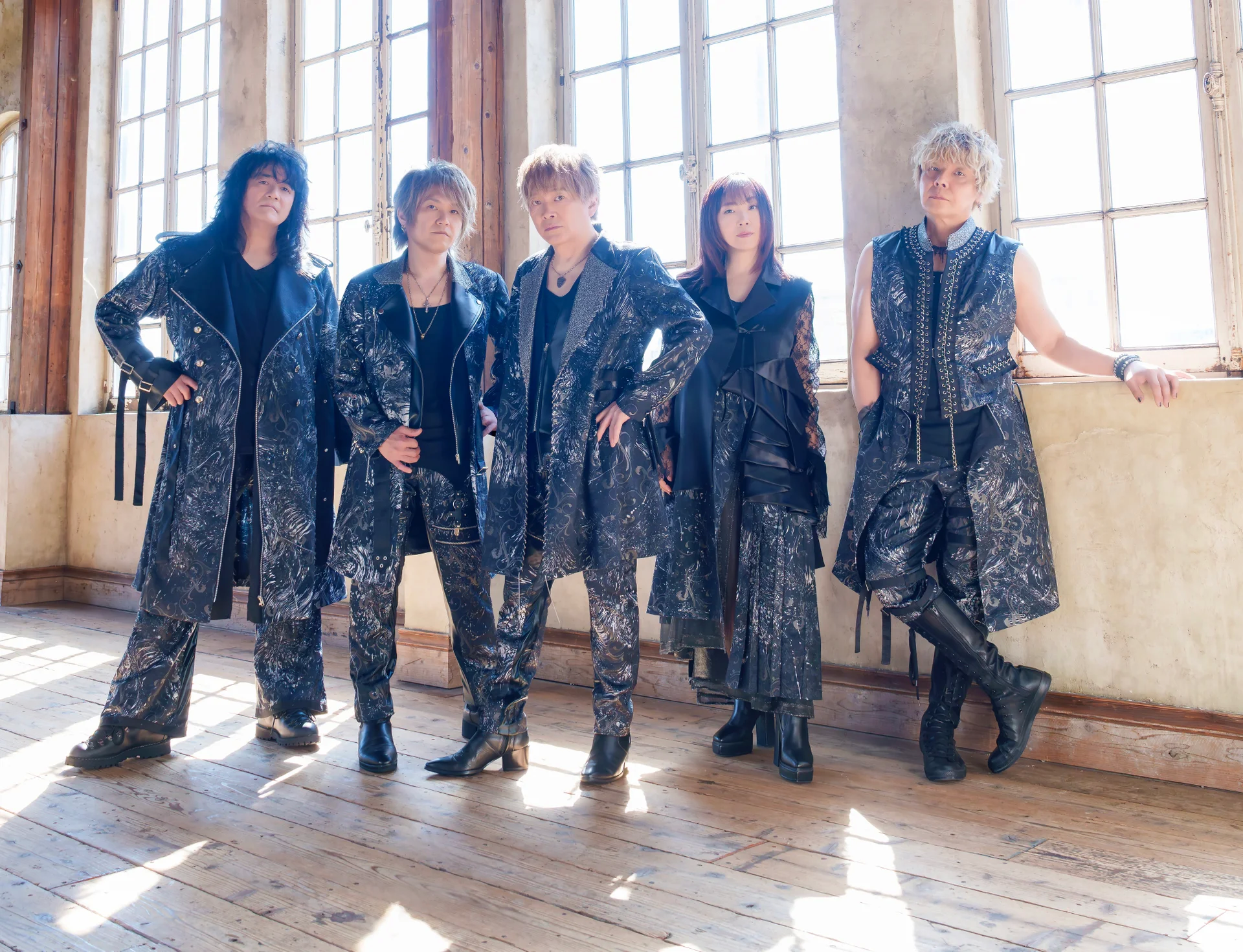 Pet članova grupe <a href="https://onlyhit.us/music/artist/JAM%20Project" target="_blank">JAM Project</a> pozira zajedno