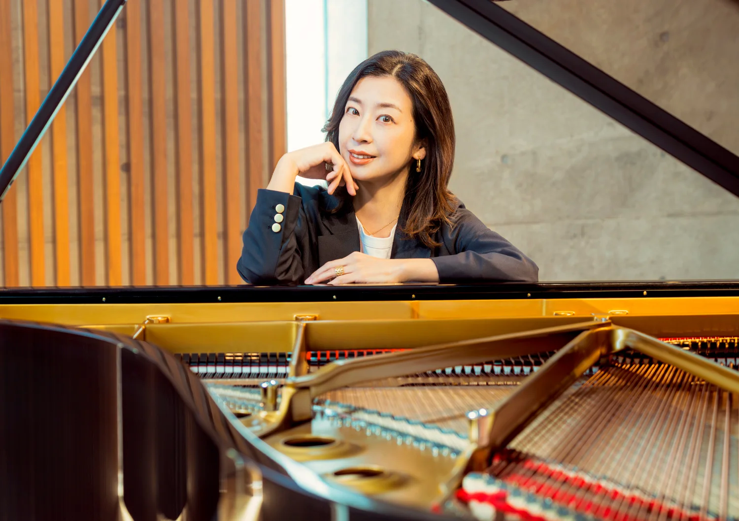 Kompozitor Shibo Terada sedi za klavirom