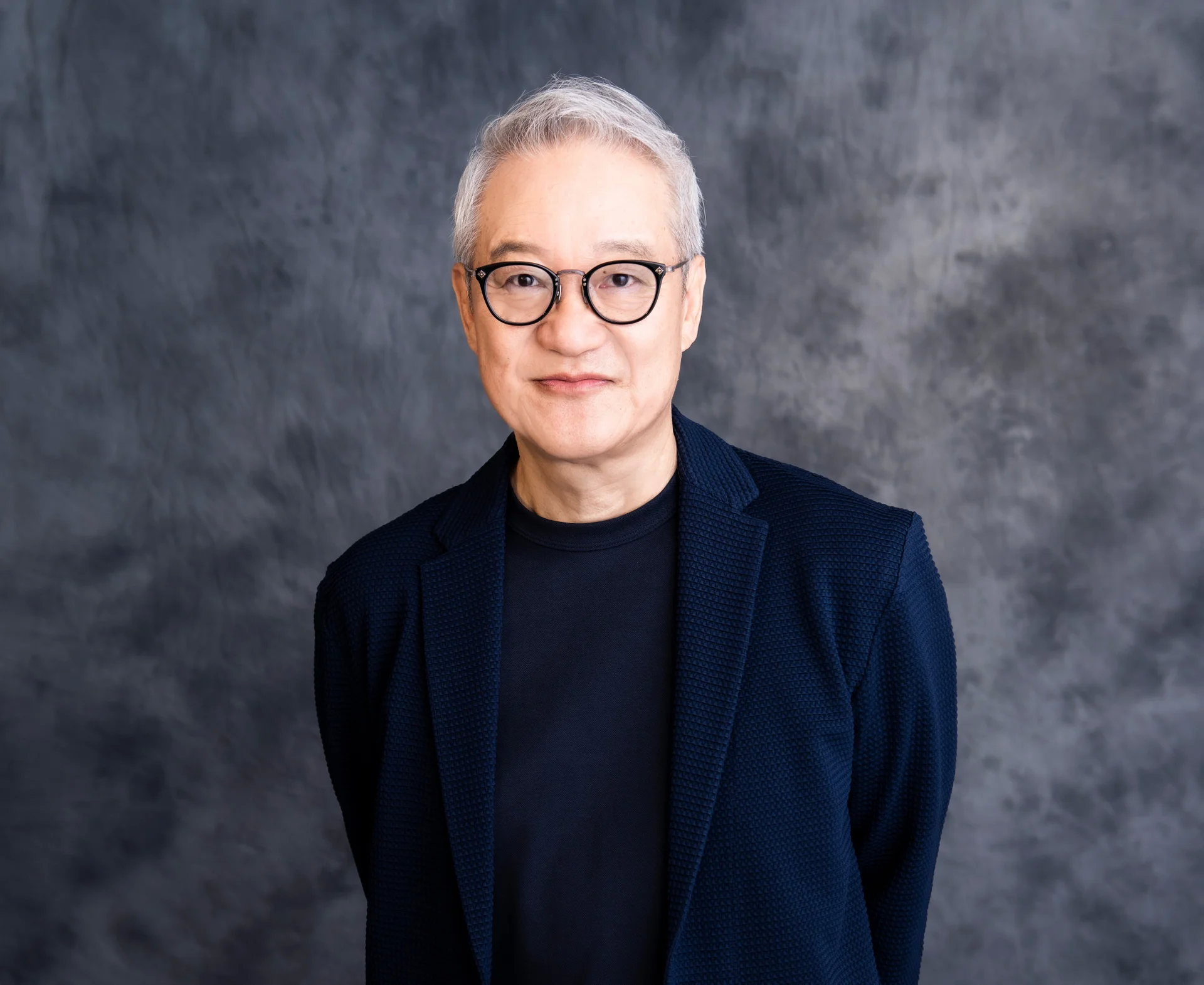 Ääninäyttelijä Houchuu Ootsuka sinisessä puserossa