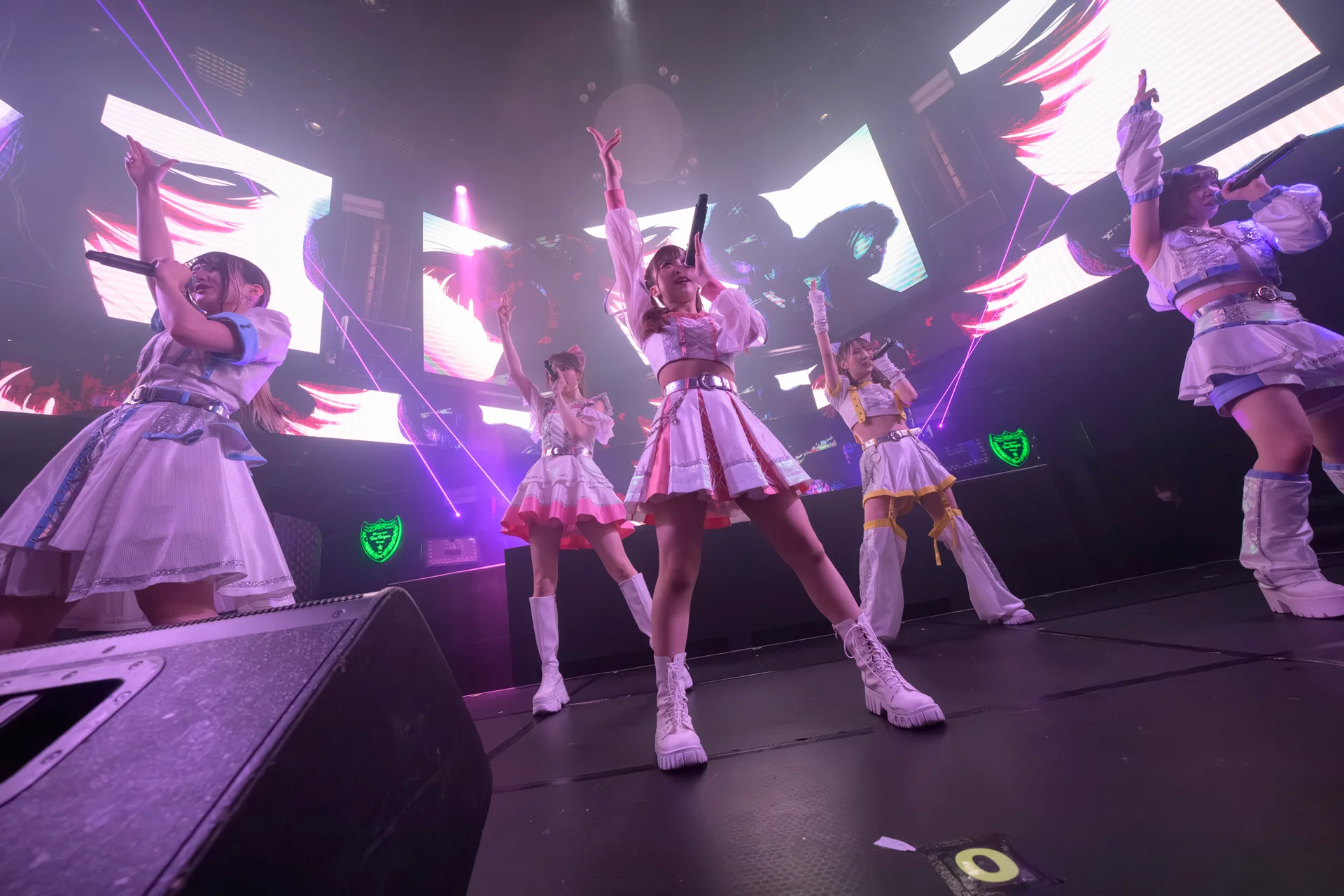 Senk pèfòmè sou sèn nan rad kolore ak efè ekleraj vivan