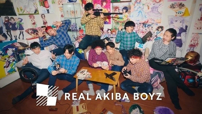 Các thành viên REAL AKIBA BOYZ tạo dáng trong một căn phòng với poster anime