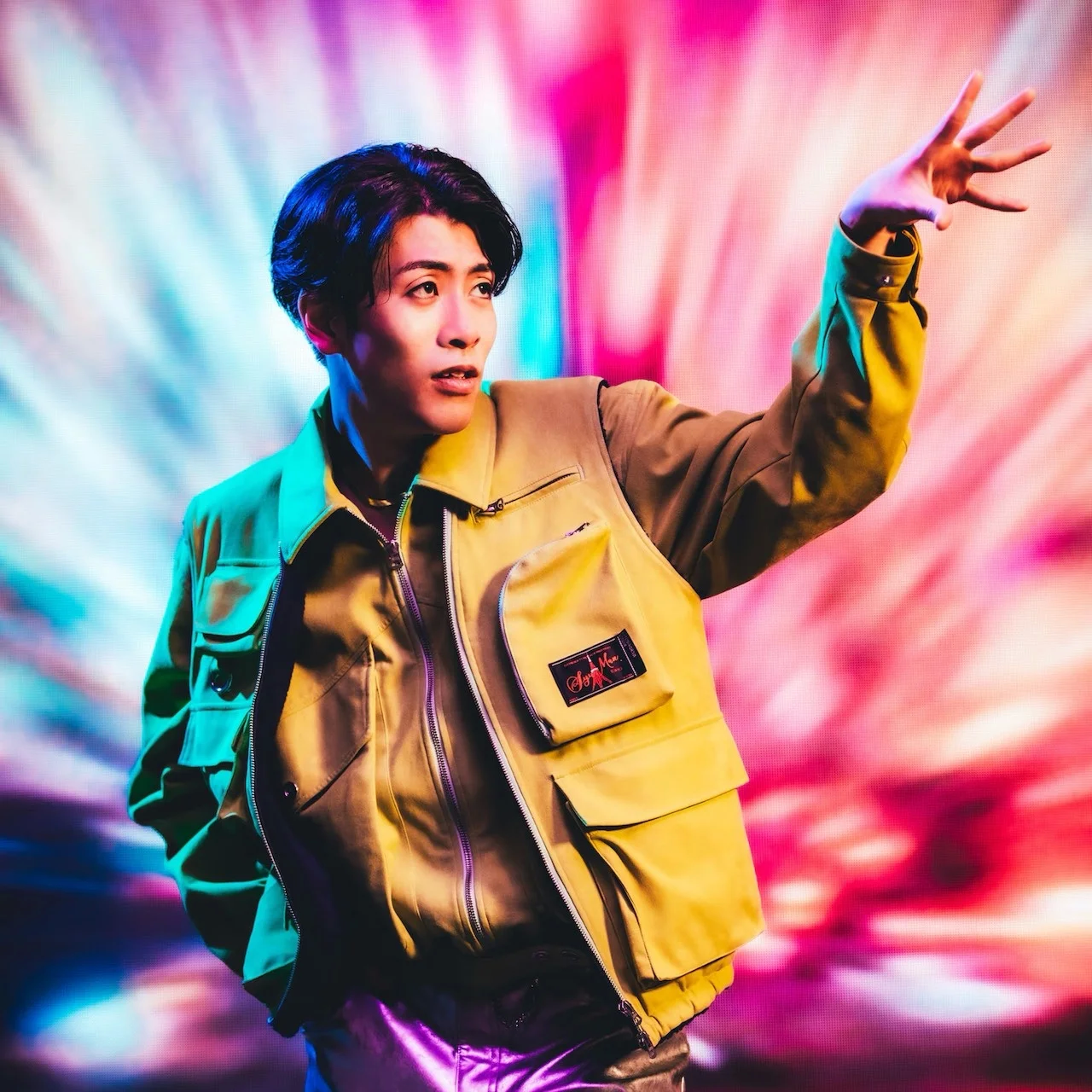 SKRYU эффектно позирует на фоне красочного размытого фона