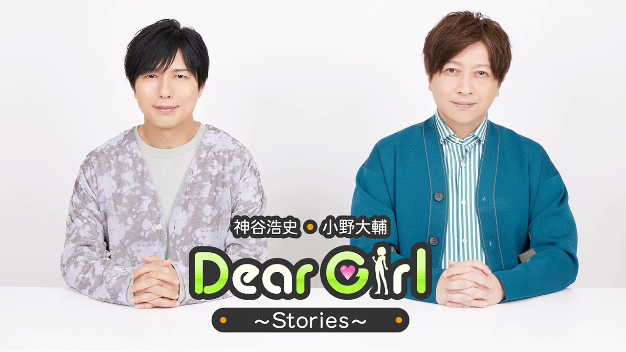Hiroshi Kamiya e Daisuke Ono sentados nunha mesa coa marca Dear Girl Stories