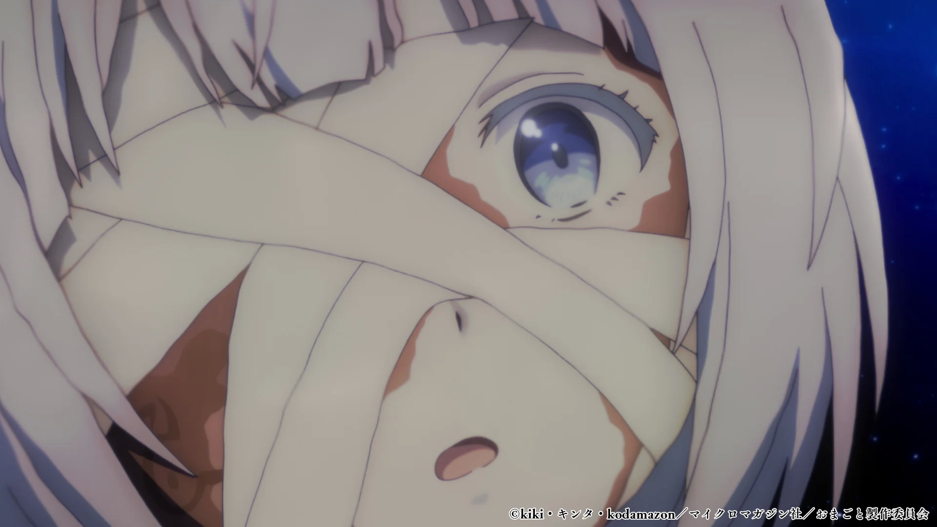 मिलकिट किरदार का क्लोज़-अप, छोटे सफेद बाल और पट्टियों के साथ।