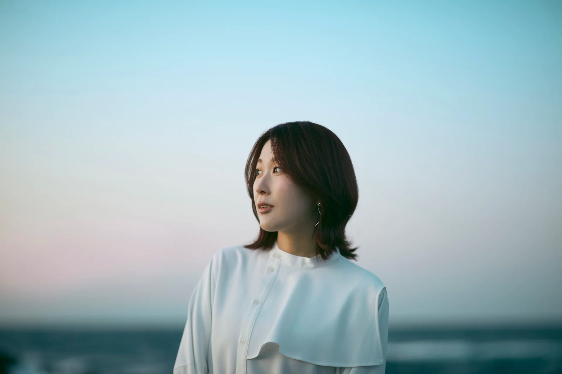 Natsunokoe berdiri di tepi laut